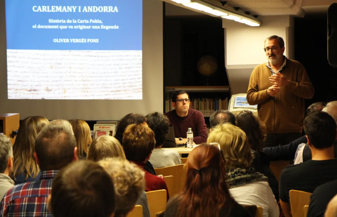 L'historiador Oliver Vergés, assegut, i el director de l'Institut d'Estudis Andorrans, Jordi Guillamet, avui a Encamp.