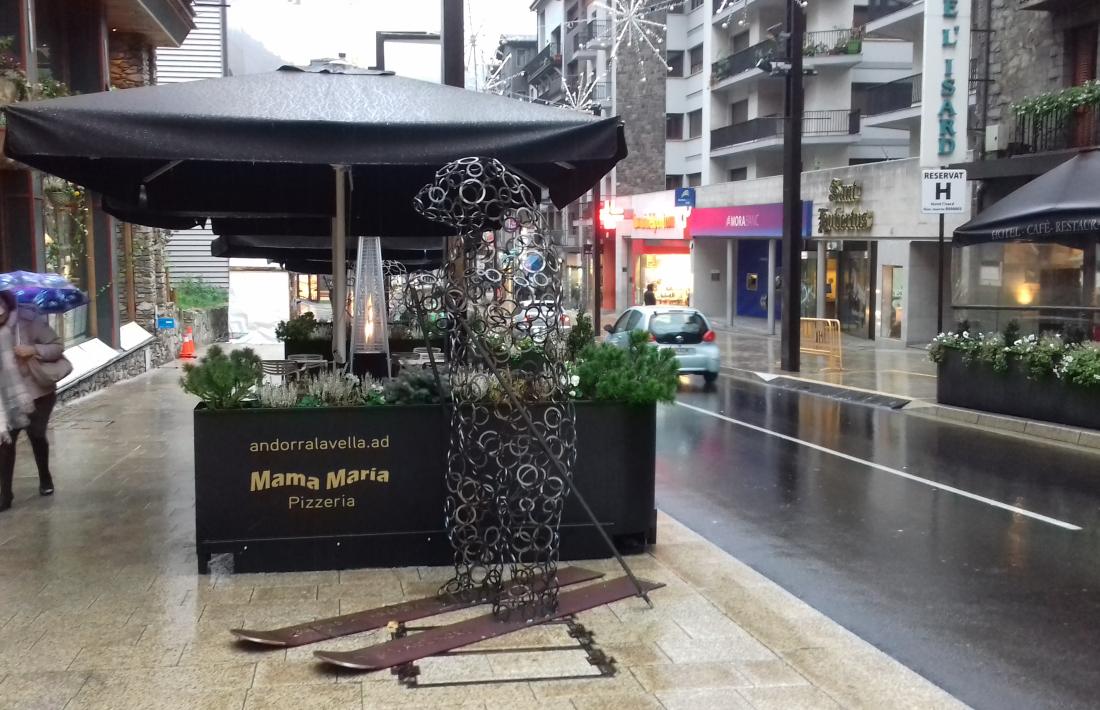 Els animals, de mida natural, pesen cap a 150 quilos i estan formats per 500 anelles.
