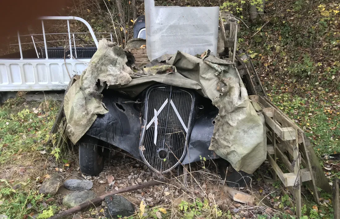 El radiador del Citroên Traction, que estava cobert amb palets i una lona militar; el vehicle es troba al camí del Coll de Jou, a 400 metres escassos de la carretera; l’hi devien arrossegar lligat a un tractor o un jeep.