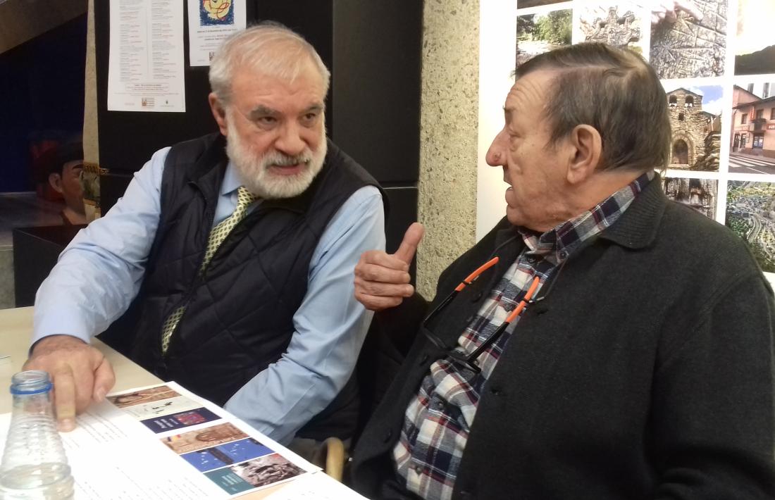 Dallerès i Morell, a punt de començar la vetllada literària d’ahir, estupenda iniciativa de l’Associació d’Escriptors.