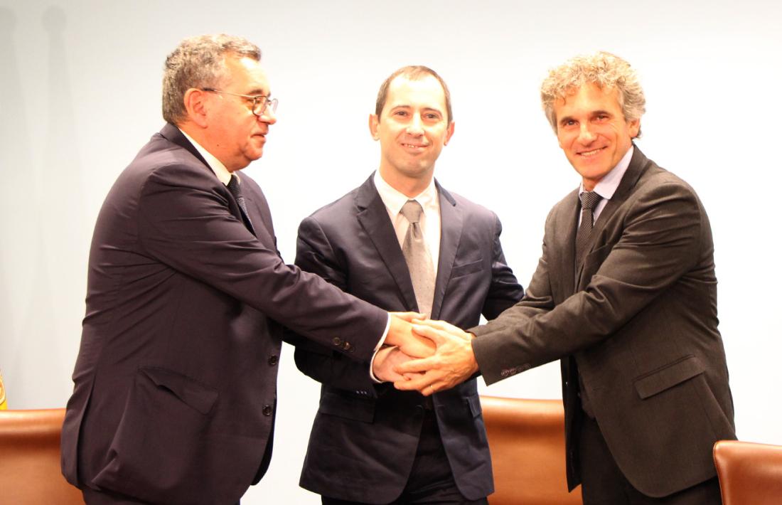 El director general de FEDA, Albert Moles; el director de l’Oficina de l’Energia i el Canvi Climàtic, Carles Miquel, i el vicepresident de Recerca de la Universitat de Perpinyà Via Domitia, Xavier Py, després de signar l'acord.