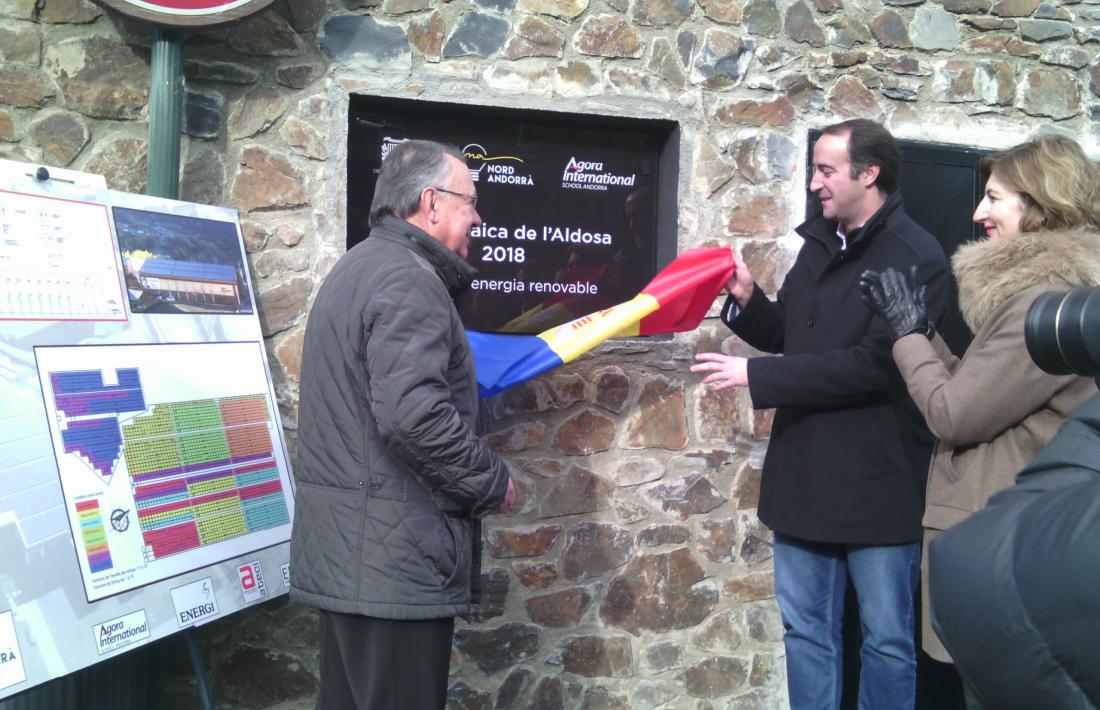 Josep Montané, David Baró i Clara Pintat van descobrir la placa commemorativa de la inauguració de la planta solar a l’escola.