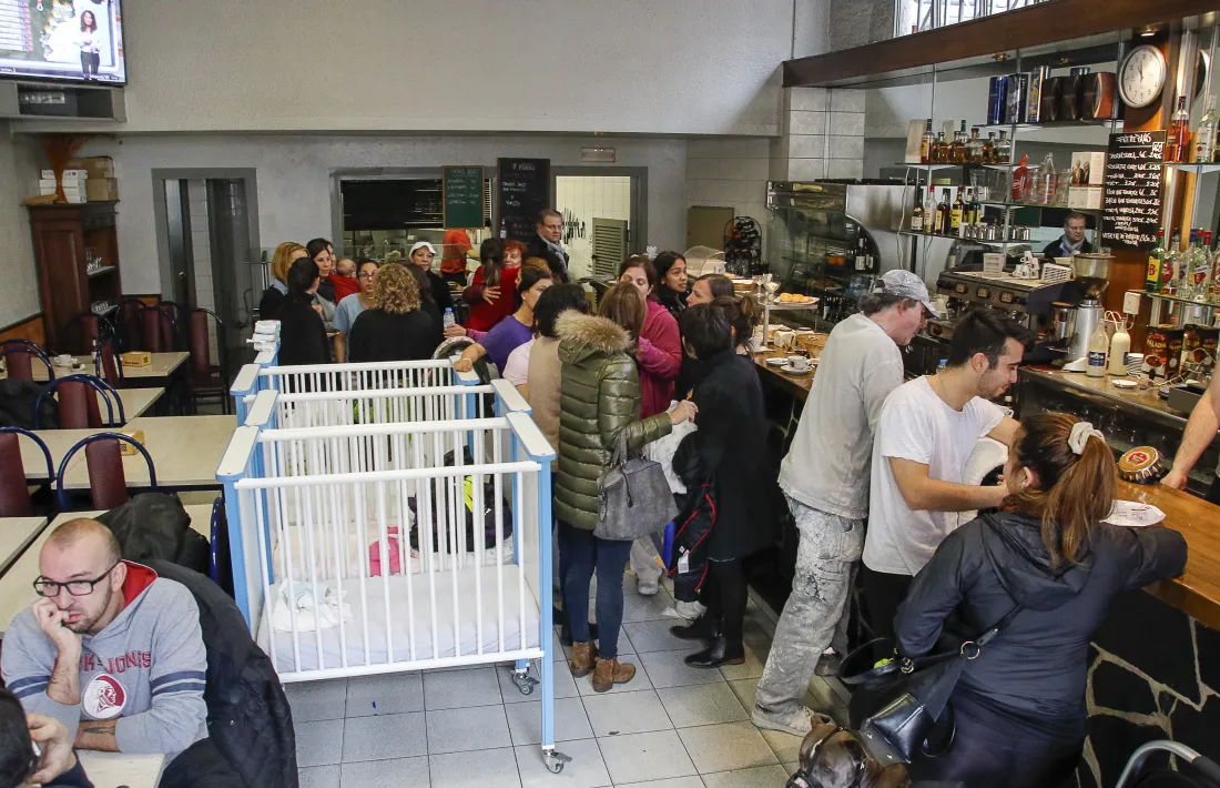 Els nens de l’escola bressol es van aixoplugar al Nogreda amb els seus pares.