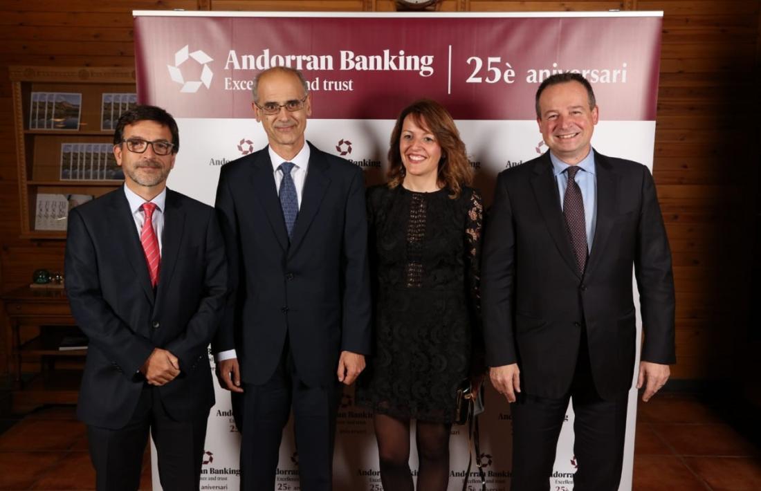 Jordi Cinca, Antoni Martí, Esther Puigcercós i Ricard Tubau abans de l’inici del sopar per commemorar els 25 anys d’Andorran Banking.