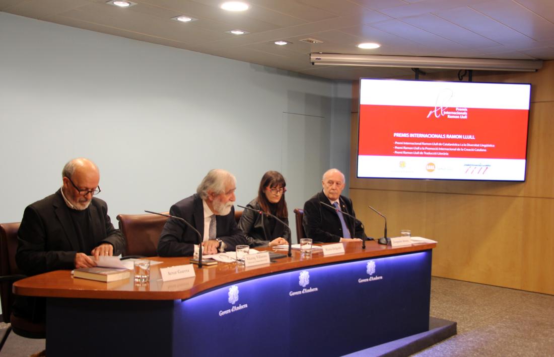 Els guardonats amb els Premis internacionals Ramon Llull i el president de la fundació, Vicenç Villatoro, durant la roda de premsa.
