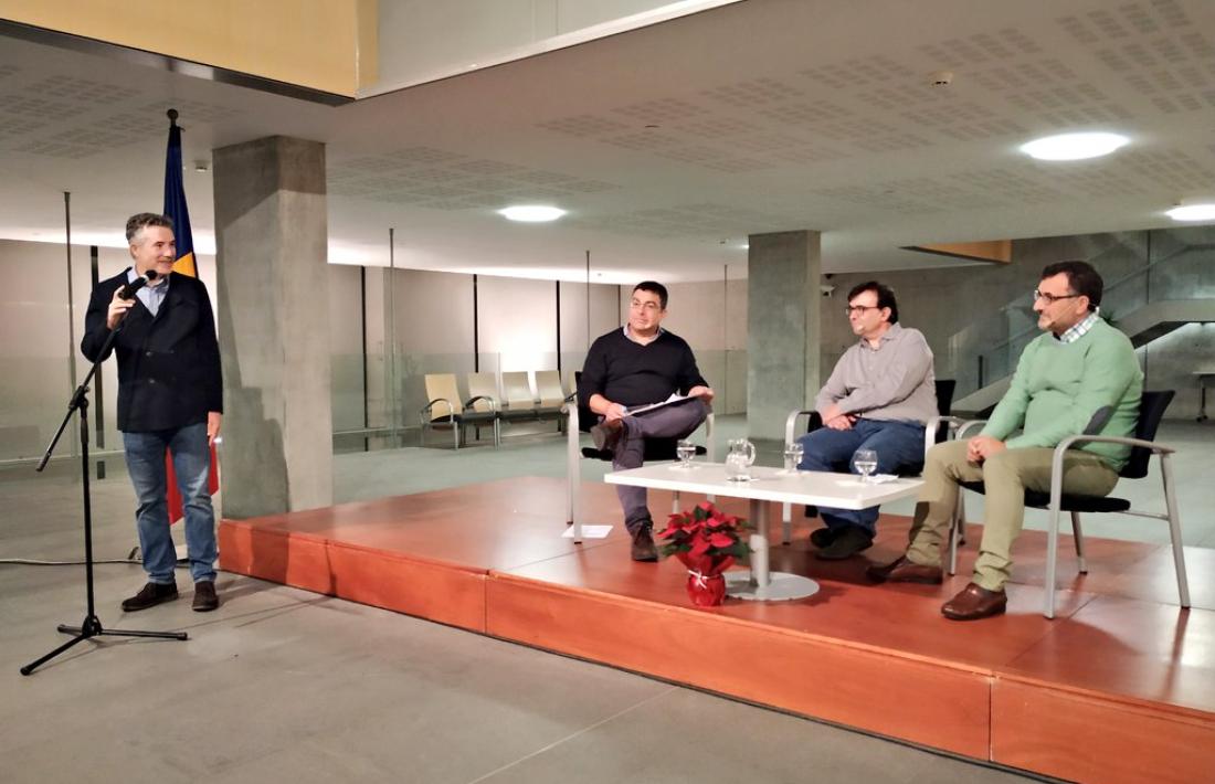 El síndic, Vicenç Mateu, presenta la xerrada amb el novel·lista Javier Cercas que va tenir lloc dissabte al vestíbul del Consell General.