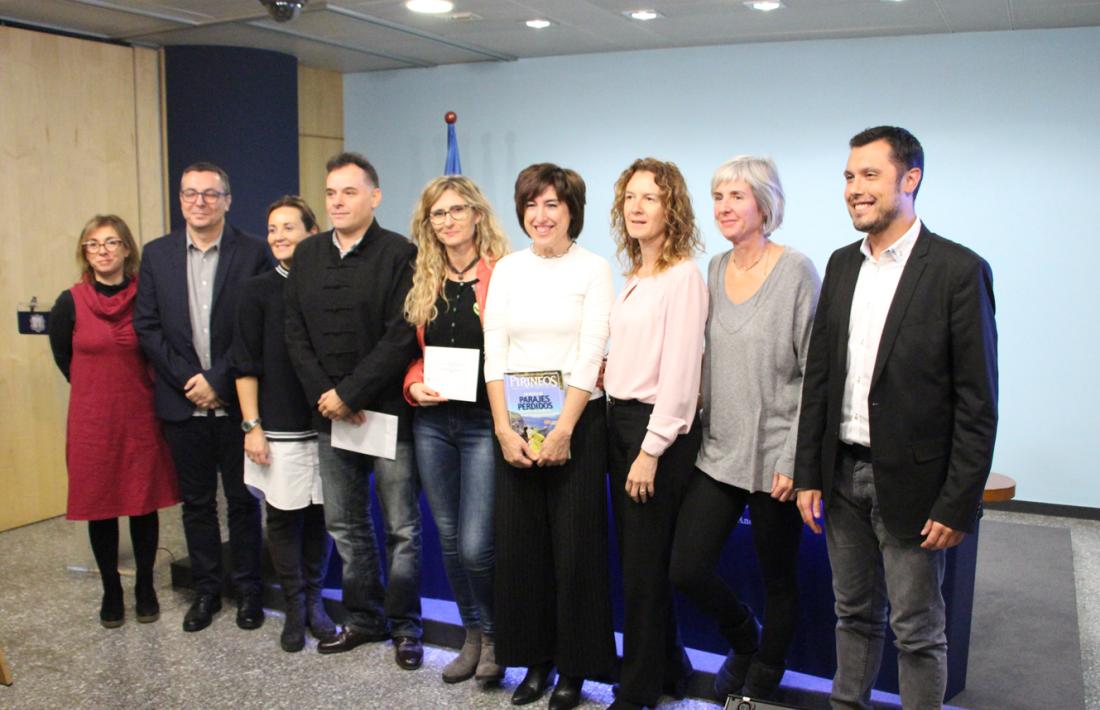 Els guanyadors, al centre, posen amb el jurat i les ministres Gelabert i Calvó.