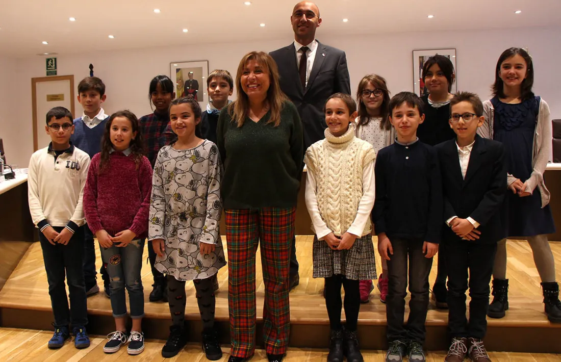 El comú d&#039;Andorra la Vella preveu tenir enllestit el parc de la Serradora de Santa Coloma abans de l&#039;estiuLa cònsol major d'Andorra la Vella, Conxita Marsol, i el secretari general, Jordi Puy, amb els integrants del Consell d'infants.