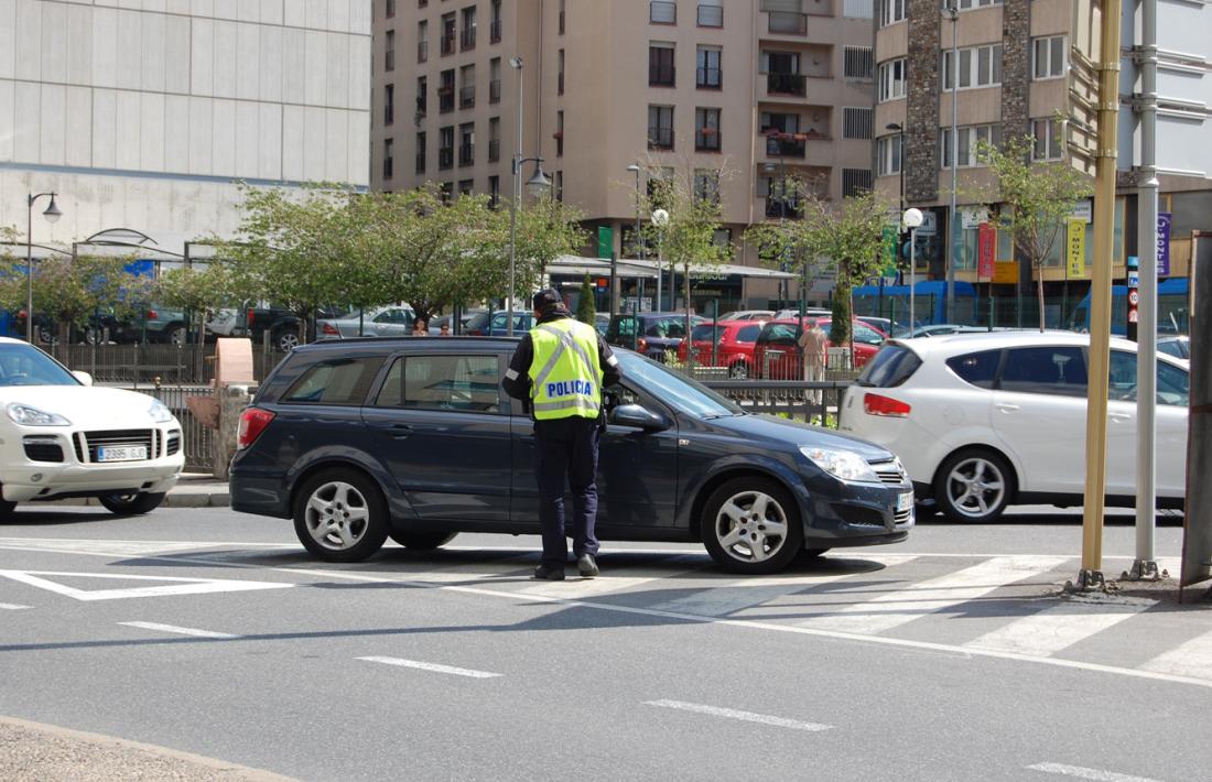 La policia, durant un control de trànsit.