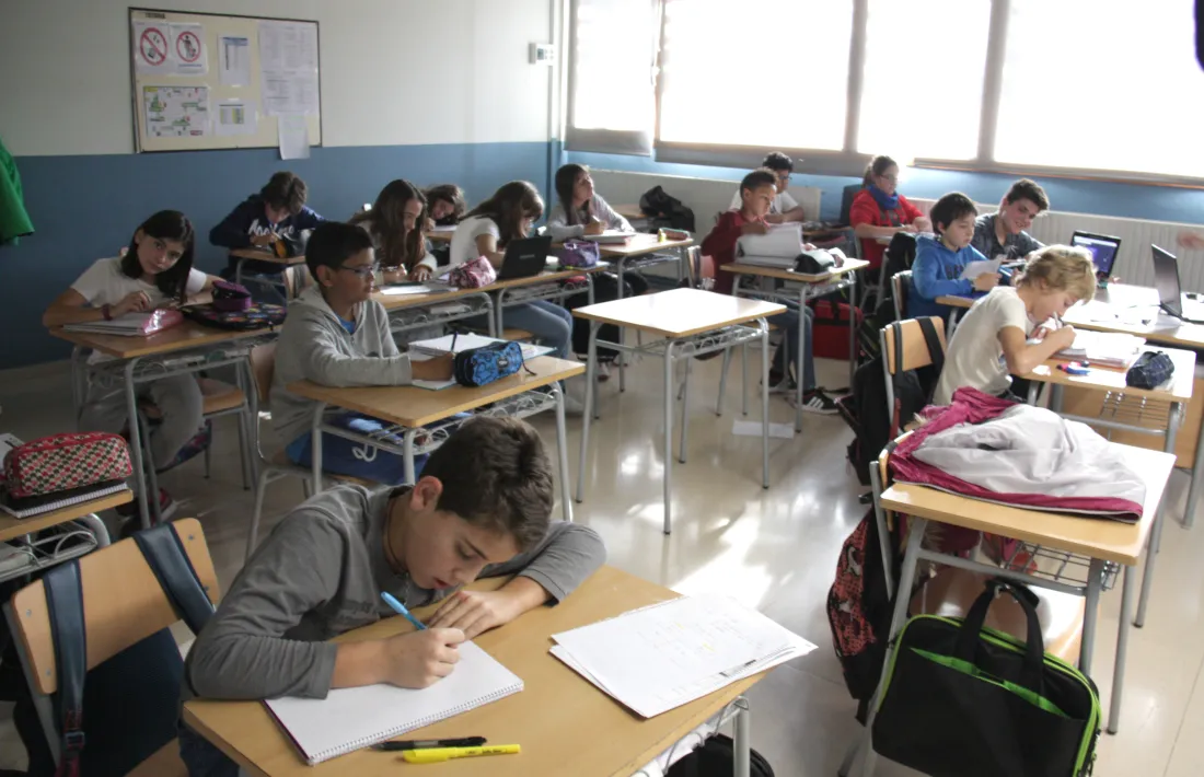 Alumnes de l’Institut Joan Brudieu que no es van acollir ahir a la vaga.