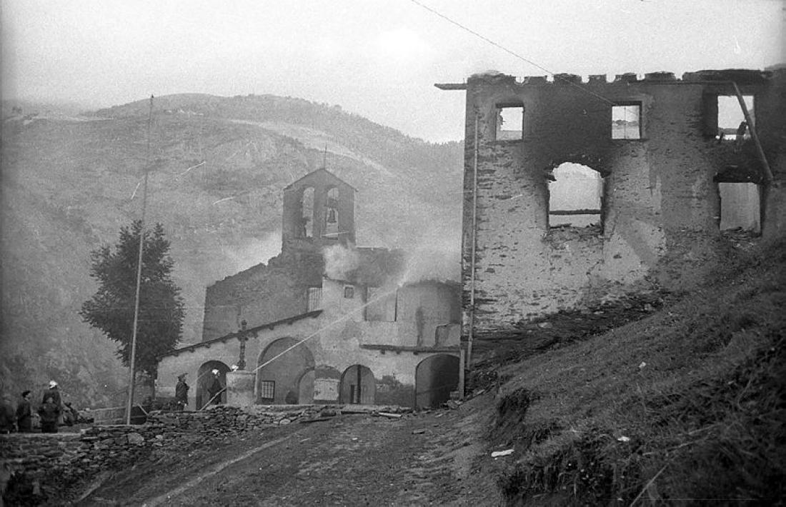 9 de setembre del 1972: a l’espadanya, les dues campanes, la de l’esquerra, ja caiguda, és la que es conserva a Ordino.