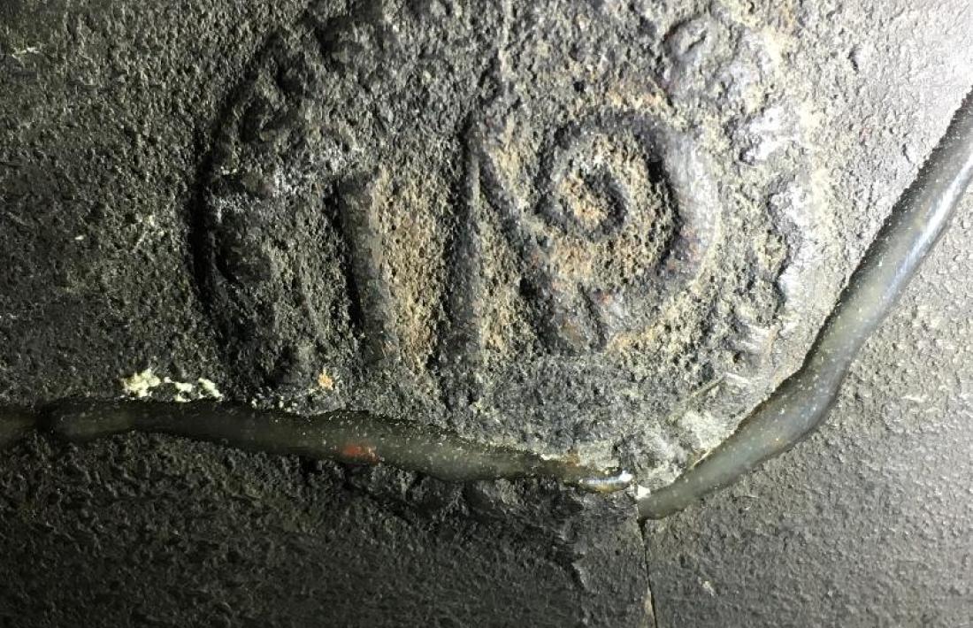 Segona inscricpió: les lletres I, V invertida i G, probablement "Genitrix Virgo Immaculata" ("Mare Verge Immaculada")