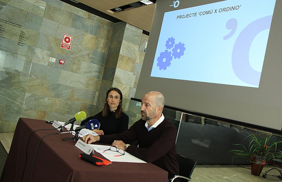 La cap de Gestió de Desenvolupament Humà, Patrícia Fàbrega, i el conseller d'Administració, Comunicació i Comerç, Xavier Herver, durant la roda de premsa.