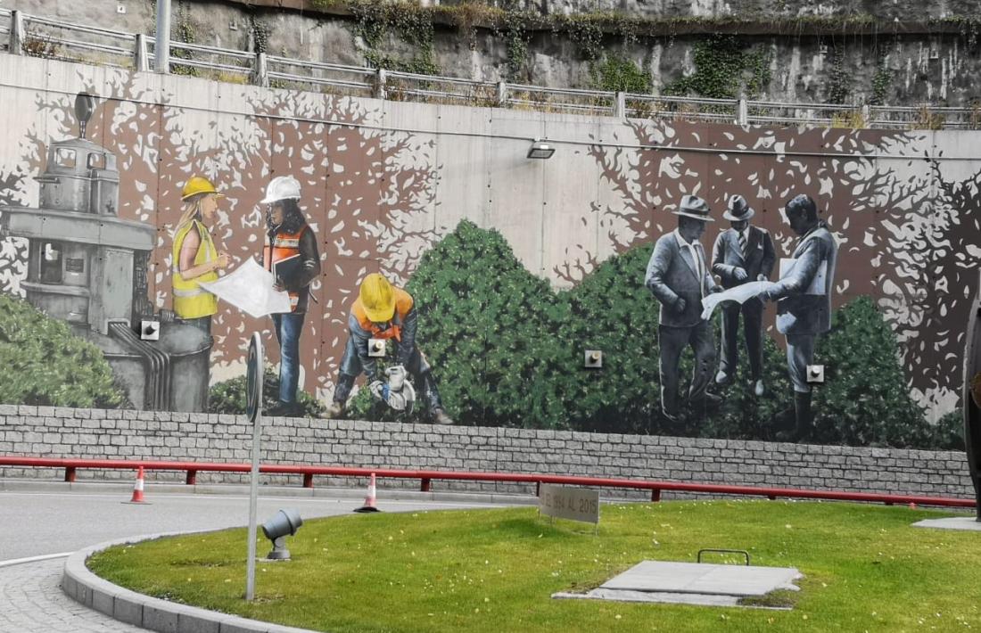 Escenes del mural 'El país el construïm les persones', al tram inferior de la rotonda dels Dos Valires, pujant a mà dreta en direcció a Encamp.