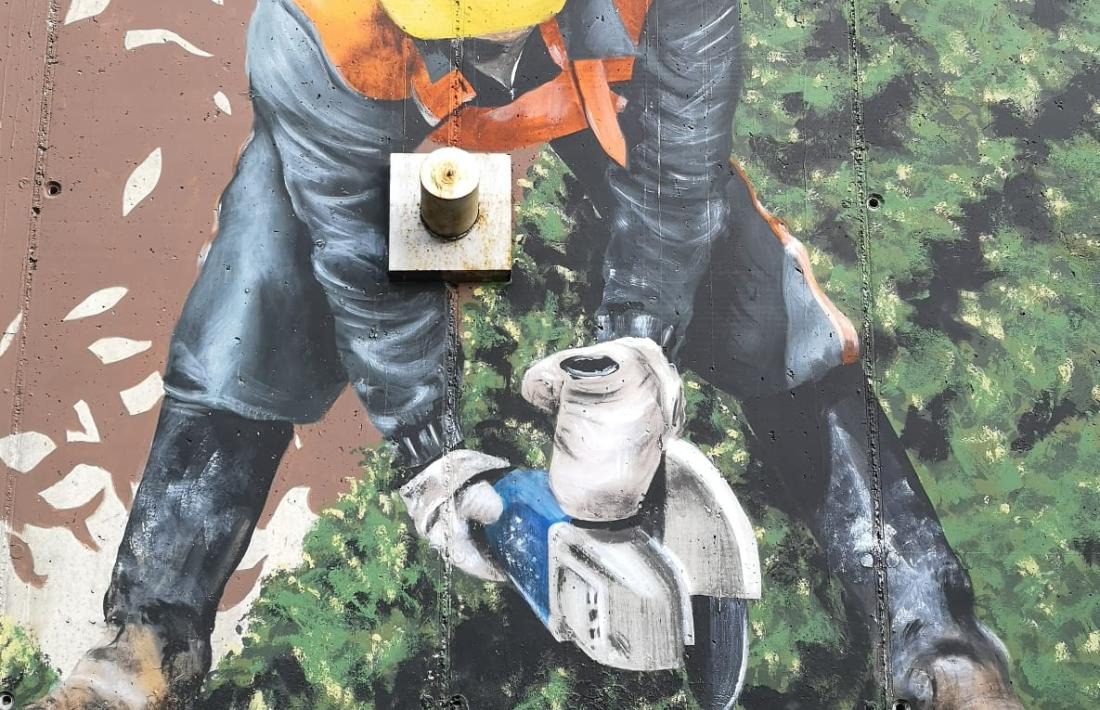 Escenes del mural 'El país el construïm les persones', al tram inferior de la rotonda dels Dos Valires, pujant a mà dreta en direcció a Encamp.