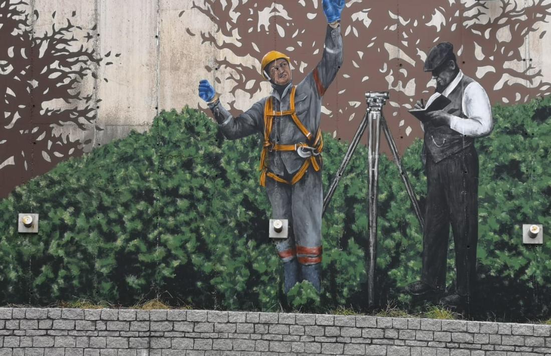 Escenes del mural 'El país el construïm les persones', al tram inferior de la rotonda dels Dos Valires, pujant a mà dreta en direcció a Encamp.