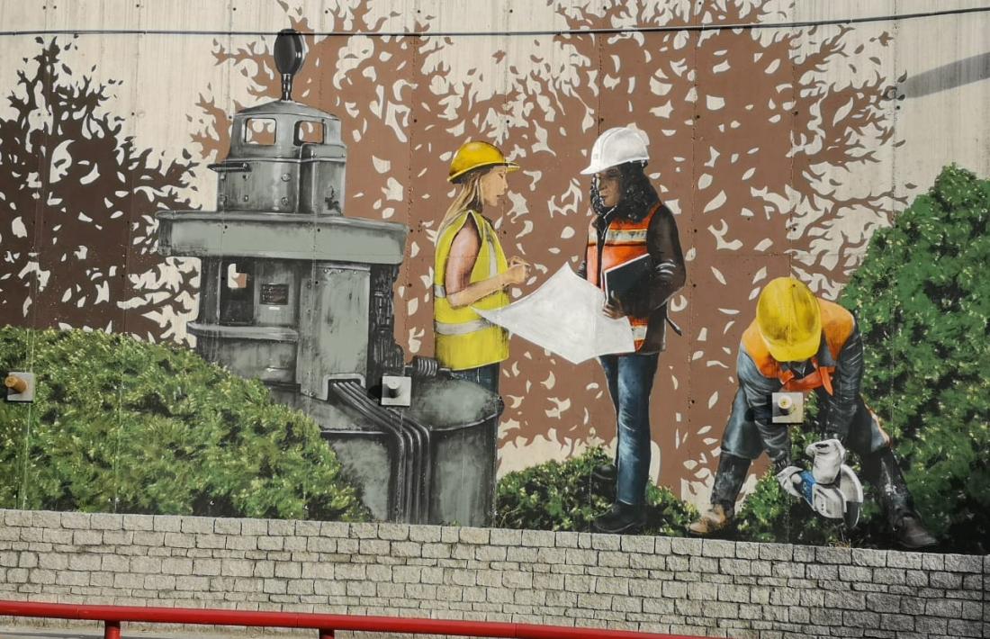 Escenes del mural 'El país el construïm les persones', al tram inferior de la rotonda dels Dos Valires, pujant a mà dreta en direcció a Encamp.
