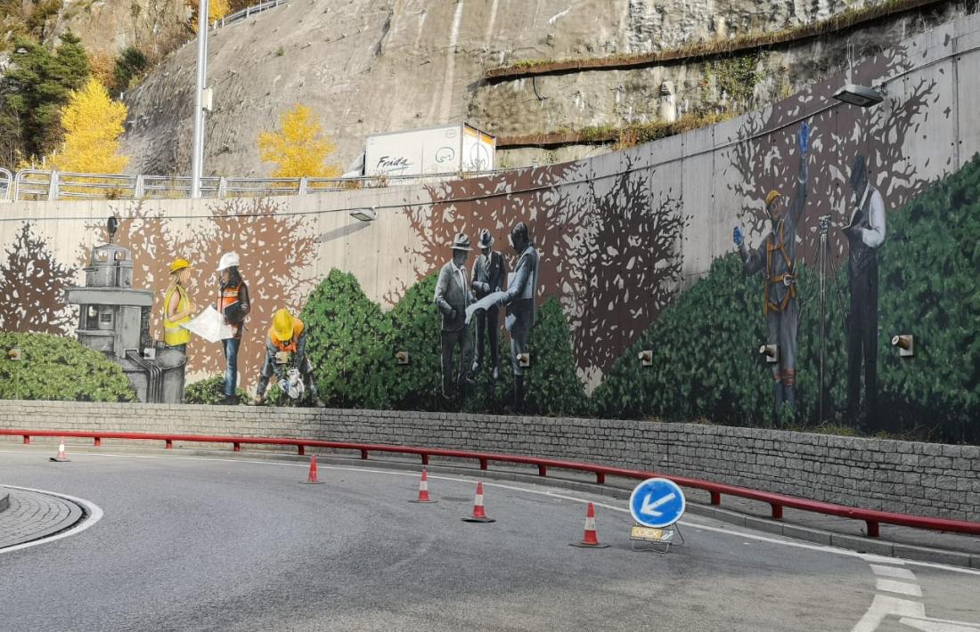 Escenes del mural 'El país el construïm les persones', al tram inferior de la rotonda dels Dos Valires, pujant a mà dreta en direcció a Encamp.