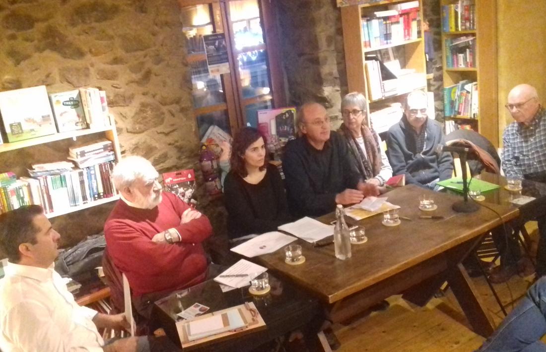 Els ponents de la taula rodona convocada ahir per la SAC a la llibreria La Puça: Guilhem Malbec (Principat), Josep Dallerès (Anem), Júlia Fernández (Biblioteca Nacional), Antoni Pol (SAC), Anna Riberaygua (la Puça), Marc Miró (Límits) i Josep Rodríguez (Envalira).