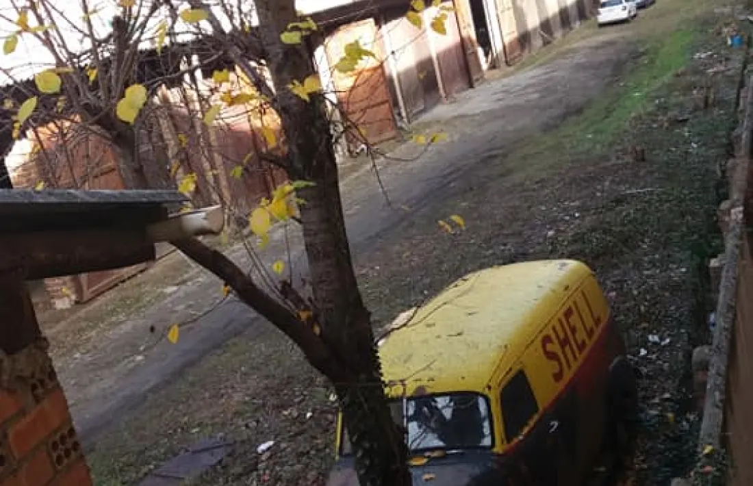 La furgoneta Chevrolet, probablement model Panel Val de finals dels anys 40.