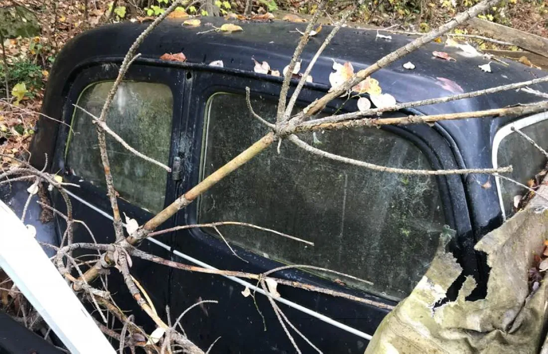 El Traction Avant del 1955 'aparcat' en un prat d'Ansalonga.
