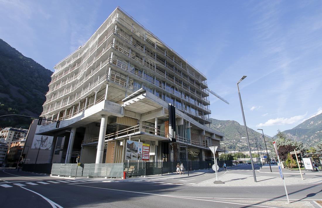 Les obres de la nova Seu de la Justícia ja vesteixen la façana de l’edifici.