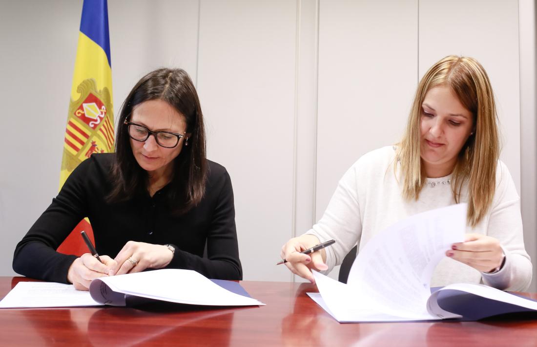 La secretària d’Estat de Justícia i Interior, Ester Molné, i la presidenta de l’Associació de Treballadors Socials d’Andorra (ATSA), Mònica Insa.