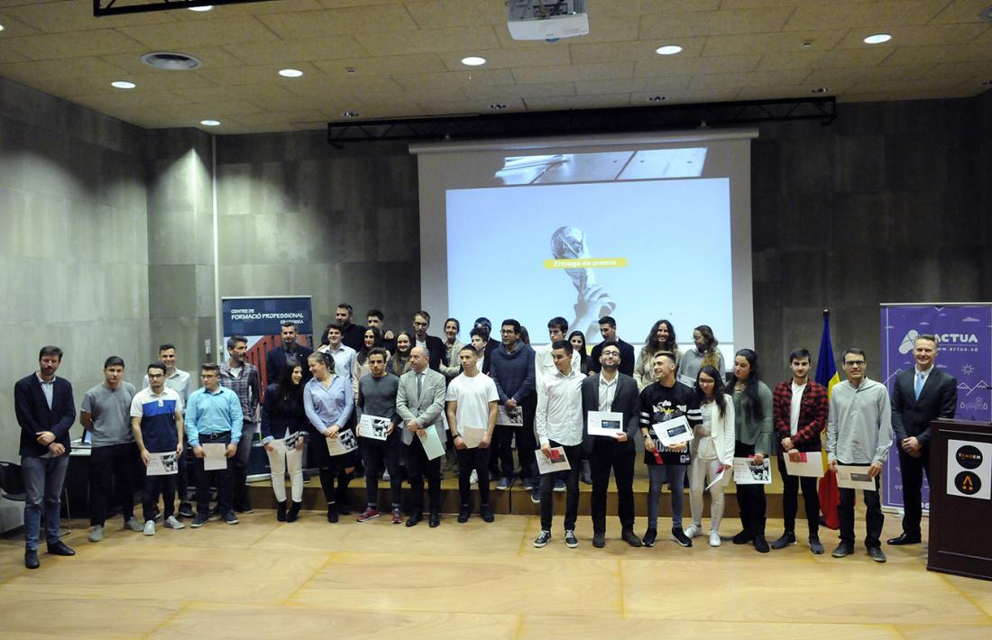 Foto de família dels equips participants, de les autoritats i del personal docent.