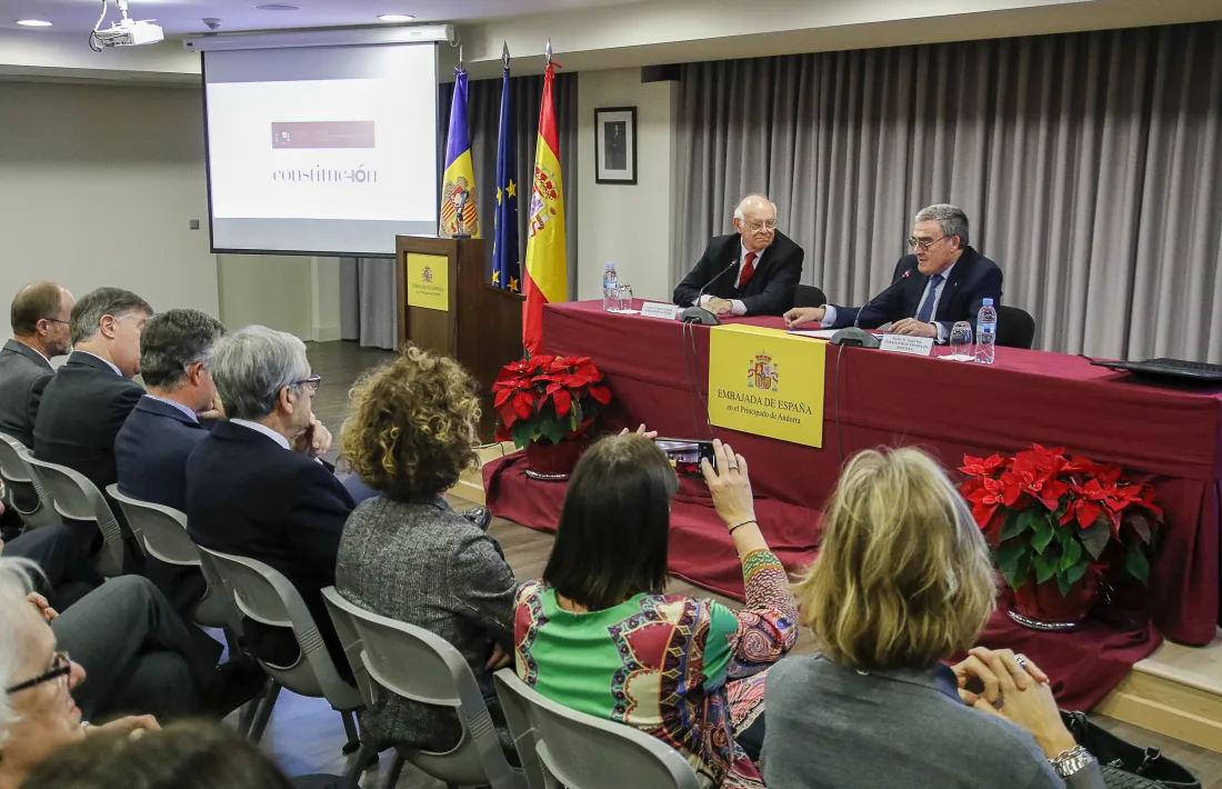 Un moment de la conferència d'Eugeni Bregolat a l'ambaixada d'Espanya.
