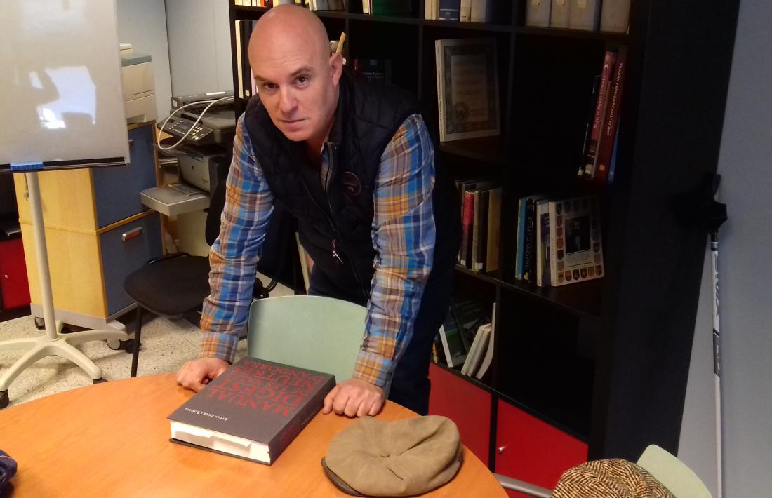 L'historiador i novel·lista, a la seu de l'Institut d'Estudis Andorrans: l'edició del 'Manual Digest' li ha portat cinc anys de feina.