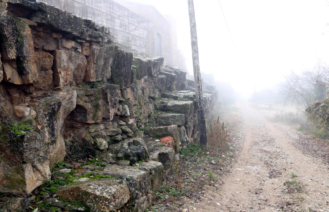 Restes de l’antiga muralla romana d’Aeso, a la localitat d’Ison