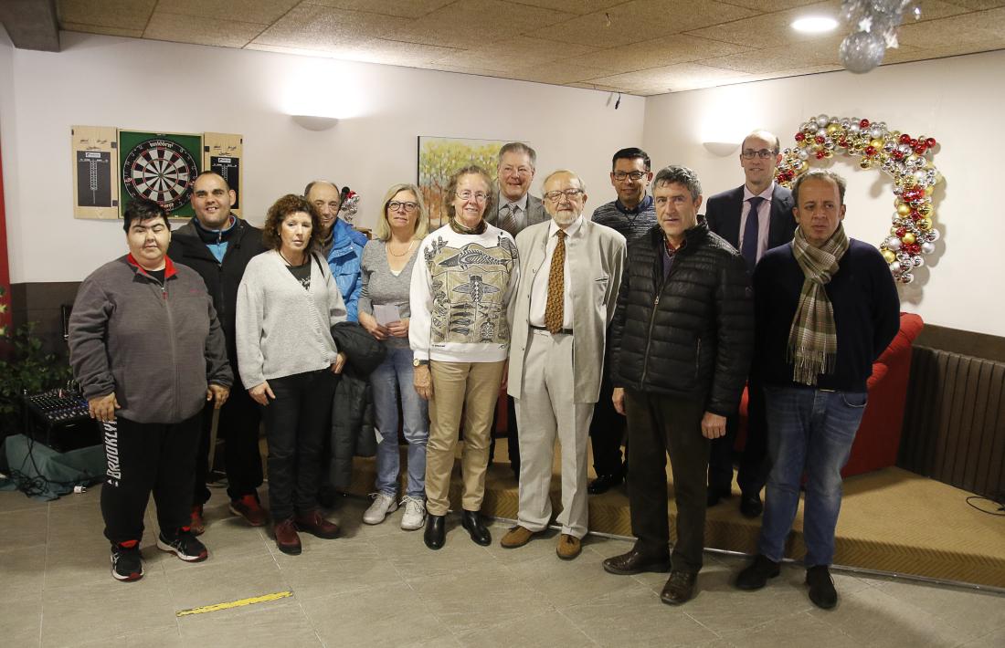 Membres del Club Internacional d’Andorra amb representants de les associacions que van rebre les seves aportacions, ahir.