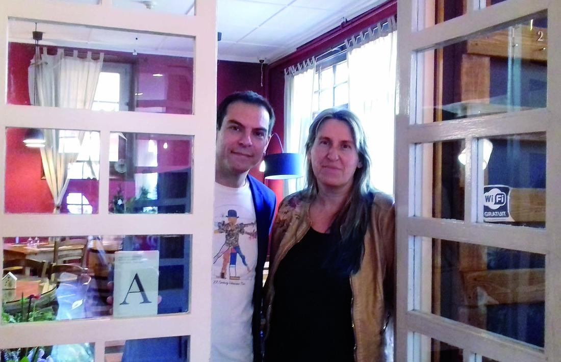 Lara i Porta, a l’hostal Palanques de la Massana, un dels escenaris per on transcorre el llibre.