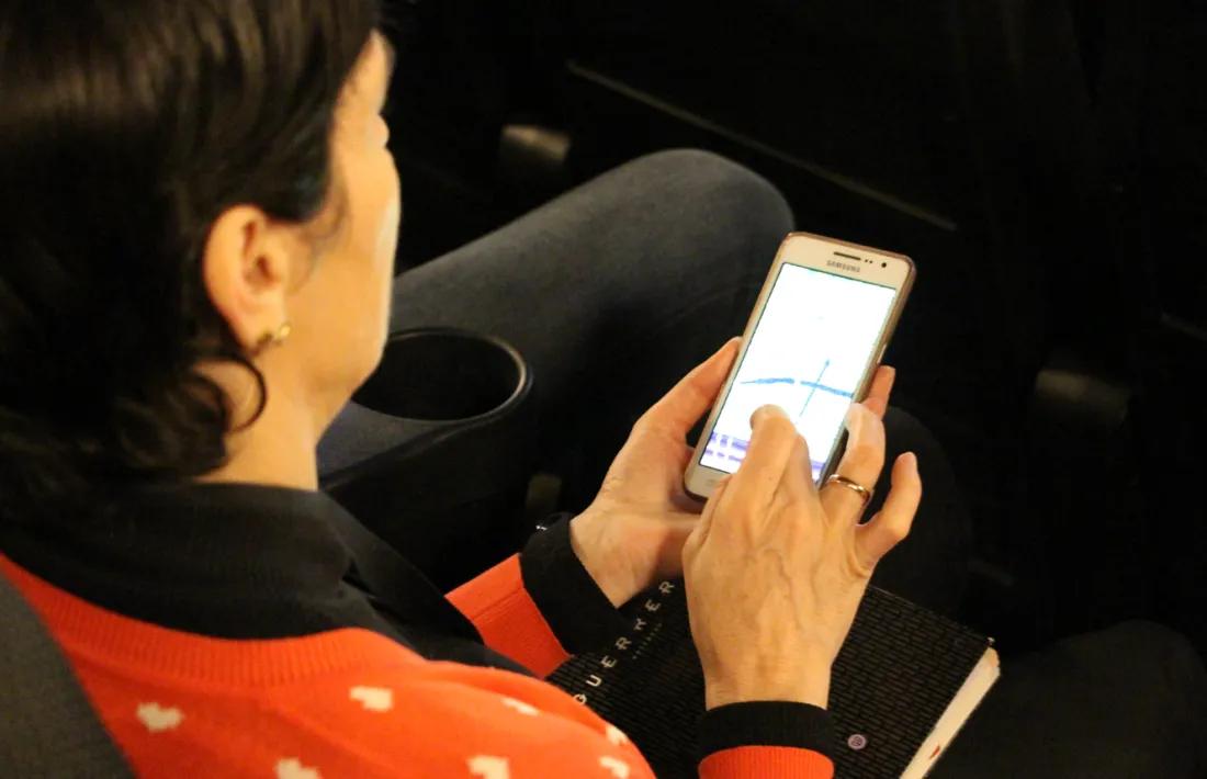 Una assistent interactuant amb la pantalla dels cinemes illa Carlemany, aquest dijous.