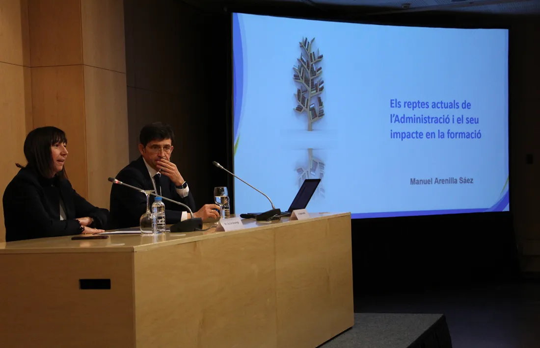 ANA/ La ministra de Funció Pública i Reforma de l'Administració, Eva Descarrega, i el professor Manuel Arenilla durant la conferència