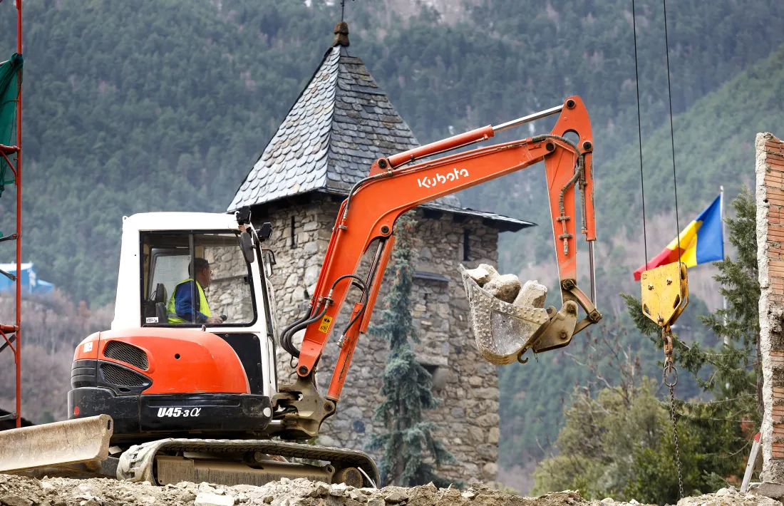 Un treballador de la construcció amb una grua.