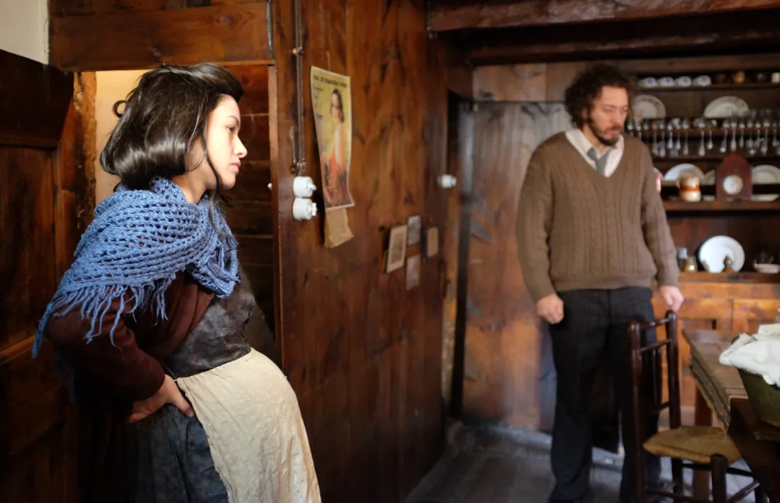 Aida Folch, en el paper de la Sara de cal Riot, i Florin Opitrescu (Marian Rejewski), al rodatge del ‘teaser’, el juny del 2017 a Casa Cristo.