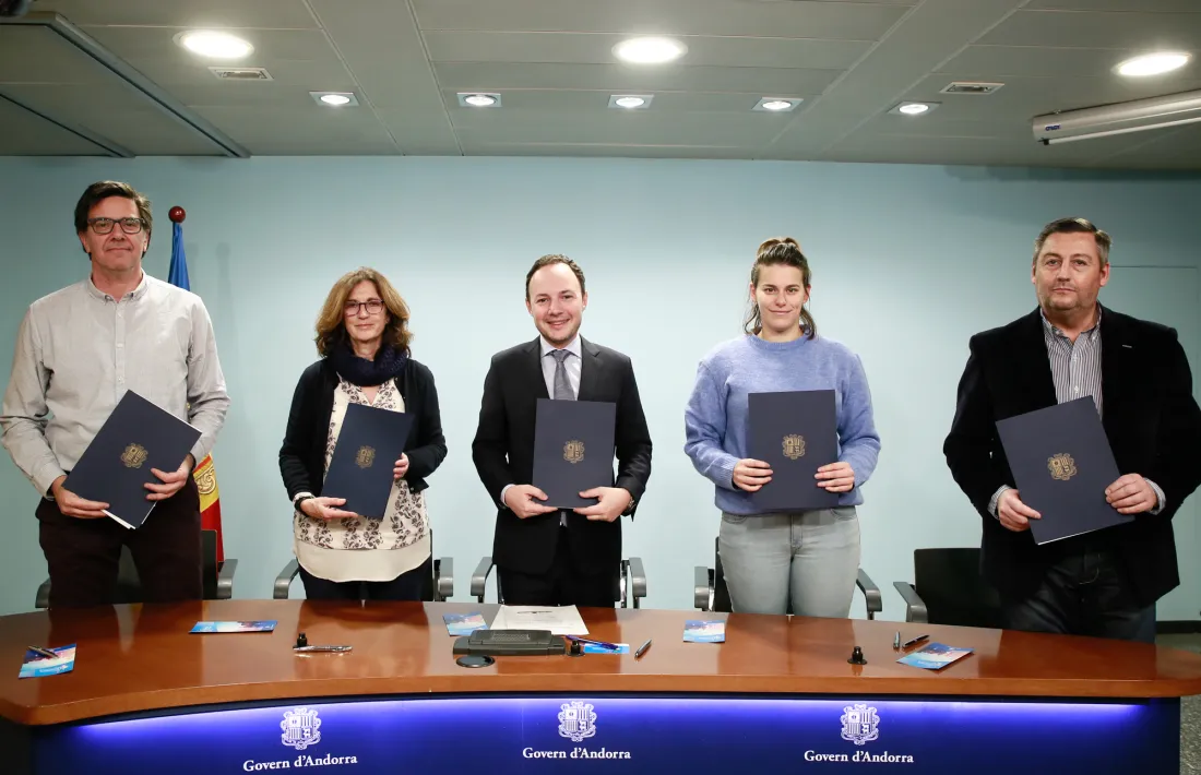 El ministre Espot i els representants de les quatre noves empreses inclusives, ahir.