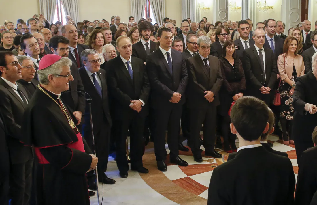 Joan-Enric Vives i els representants polítics, econòmics i socials del país escoltant l’himne nacional interpretat pels Petits Cantors.