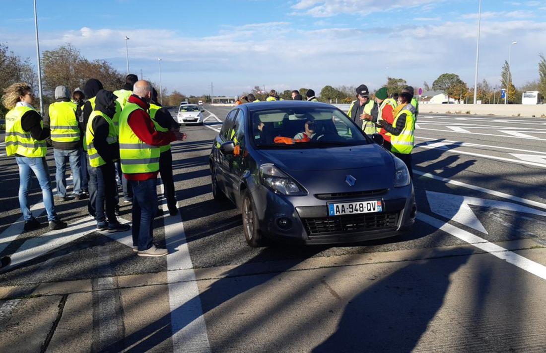 Peatge de l'autopista a Pamiers, on els manifestants han aixecat les barreres.