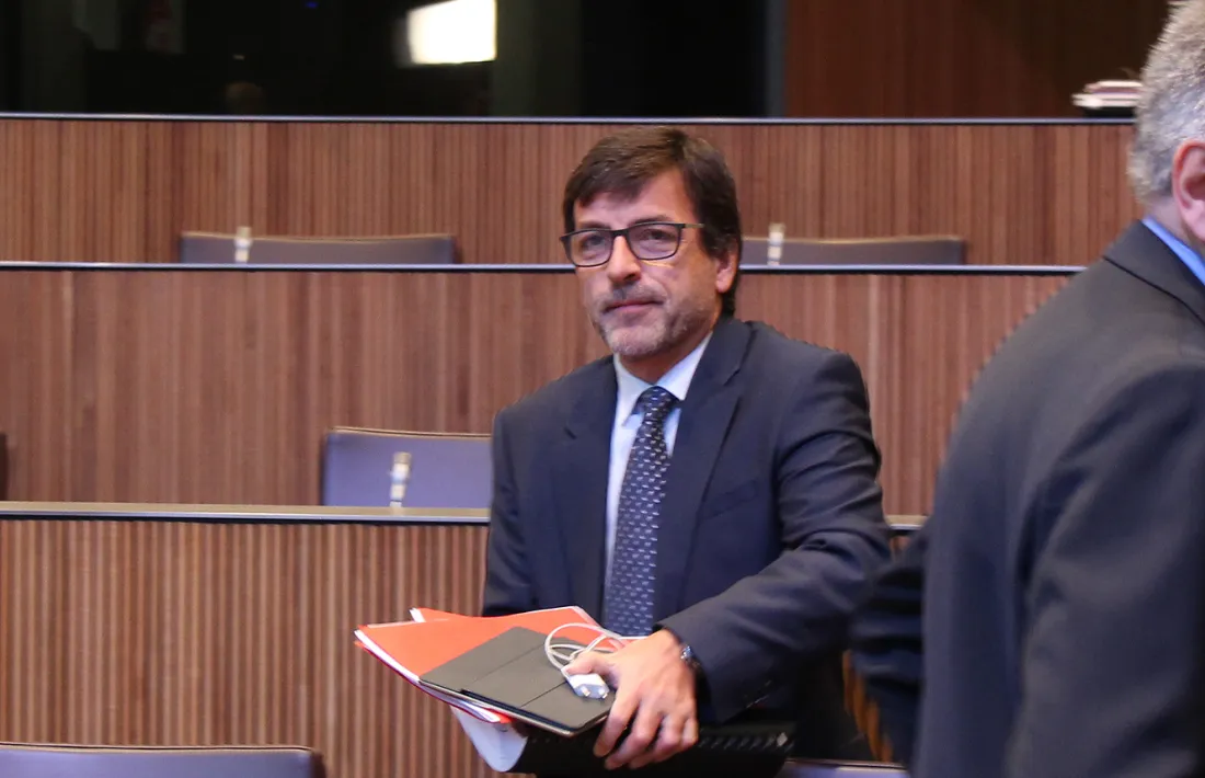 El ministre de Finances, Jordi Cinca, moments abans de l'inici del debat.