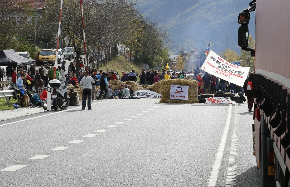 El tall de trànsit que va tenir lloc a la rotonda de la Seu d’Urgell l’any passat.