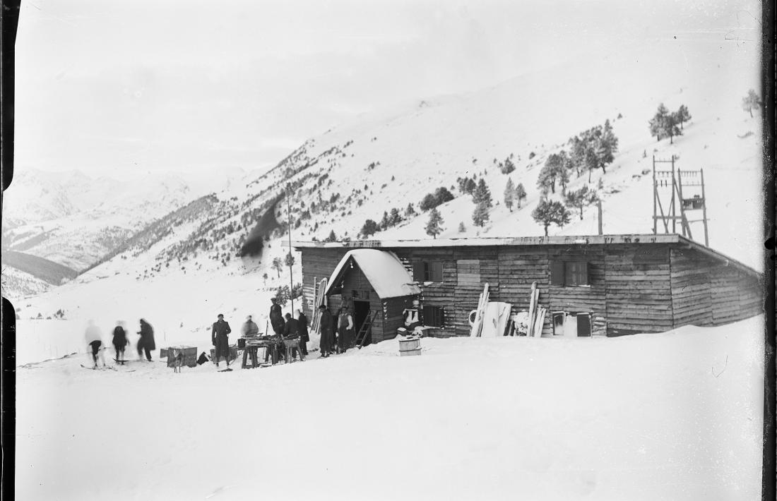 Xalet-refugi d'Envalira, 1934: en el moment de construir-se els barracons per als esquiadors; Àlvar Menéndez és l'home davant de la porta, amb armilla i mànigues de camisa.