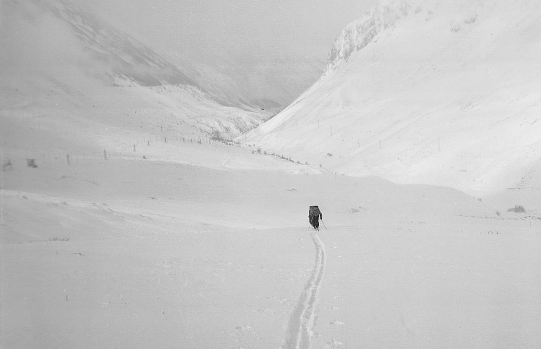 1940-1945: dos home spugen cap al port d'Envalira.