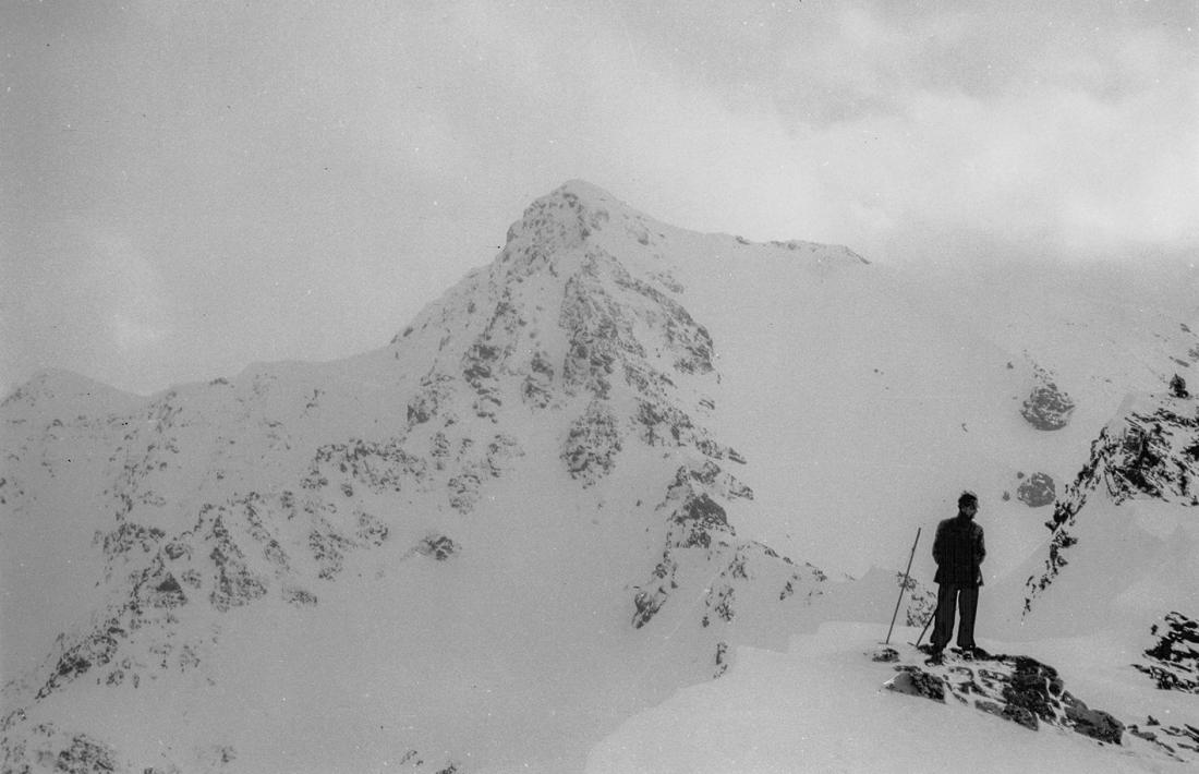 1935-1945: esquí de muntanya i, al fons, el sector de Pessons.