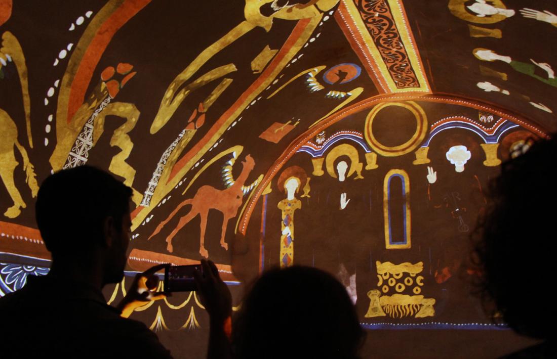 'Mapping' de Santa Coloma, que reconstrueix virtualment els frescos romànics de l'absis.
