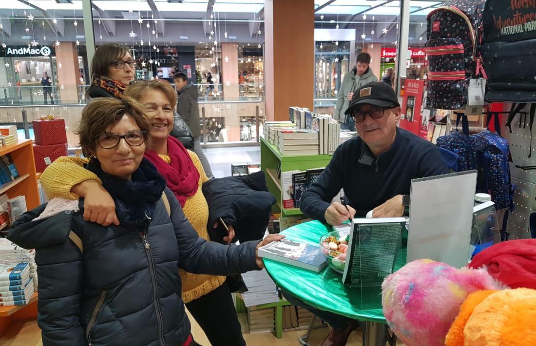 El novel·lista andalús va firmar exemplars de 'Y la luz llegó a Andorra' la setmana passada a la llibreria Idees.