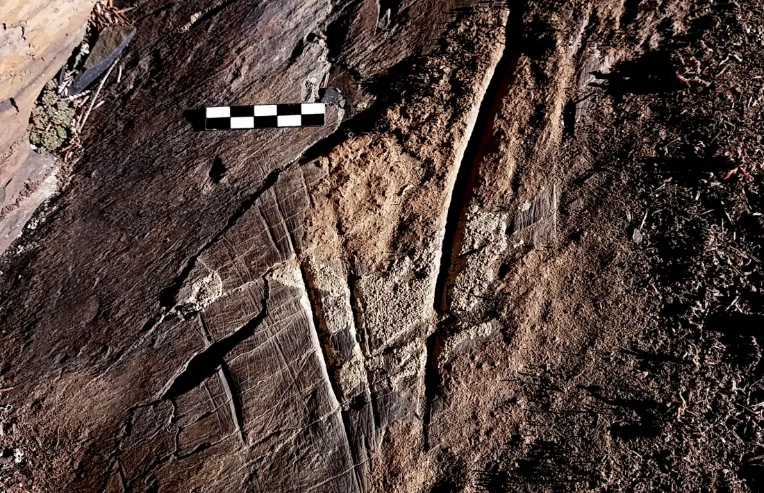 Incissions naviformes a Valls de Valira, per la banda de Canòlic i a Vila, que Casamajor data cap al segle III abans de Crist i relacionat amb el jaciment de Prats.