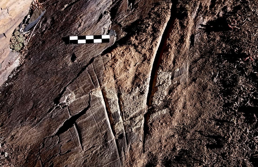 Incissions naviformes a Valls de Valira, per la banda de Canòlic i a Vila, que Casamajor data cap al segle III abans de Crist i relacionat amb el jaciment de Prats.