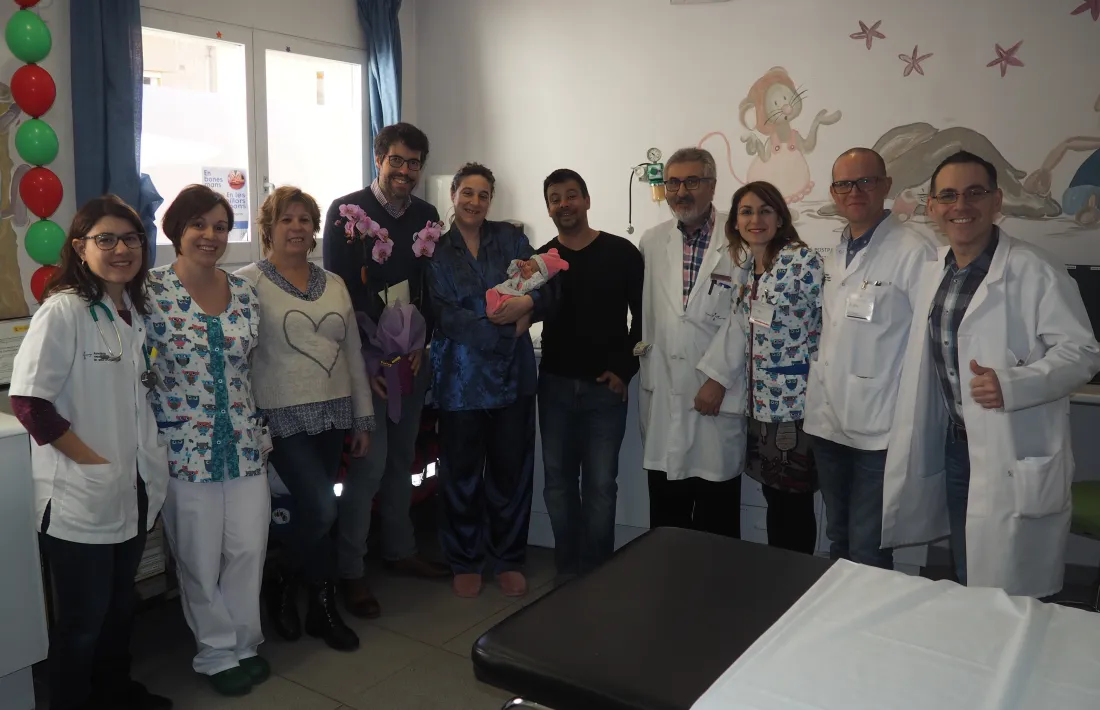 L’alcalde Batalla i la regidora Bonet van visitar la primera nena nascuda el 2019 al Sant Hospital de la Seu.